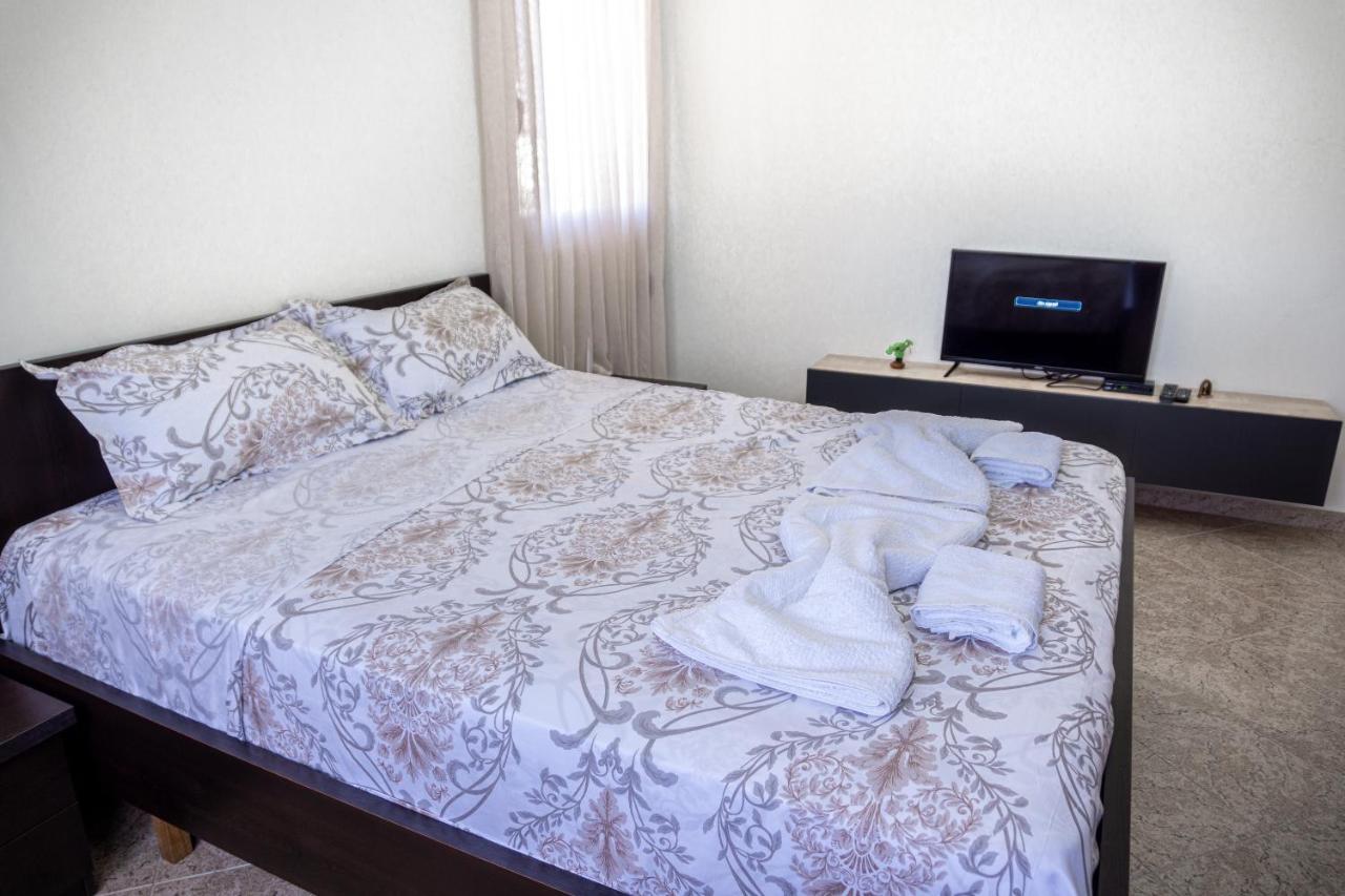 City Center Two Private Bedrooms Near Scanderbeg Square On Shared Apartment Tirana Exterior photo