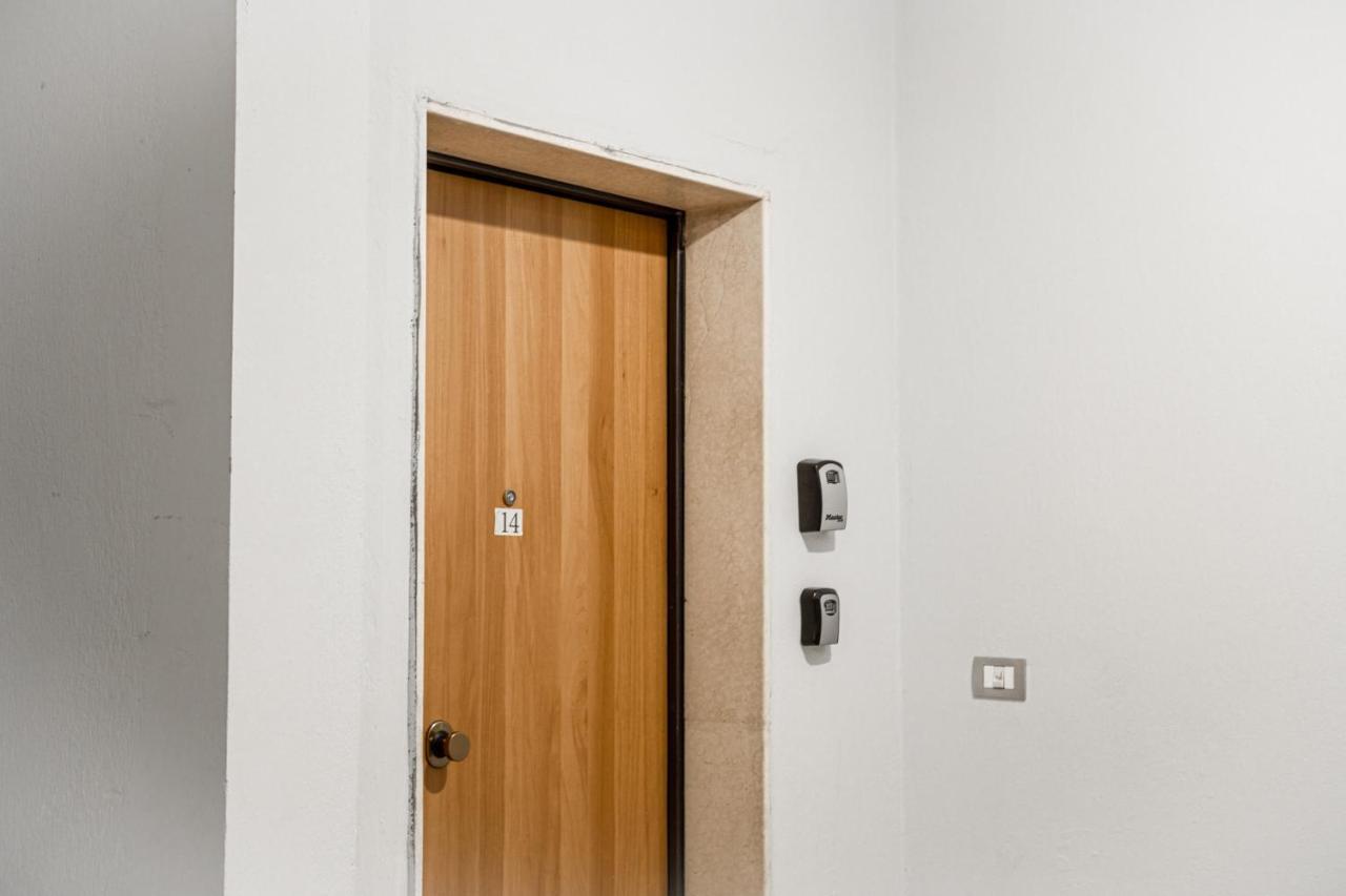City Center Two Private Bedrooms Near Scanderbeg Square On Shared Apartment Tirana Exterior photo